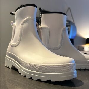 Men’s white boots size 10